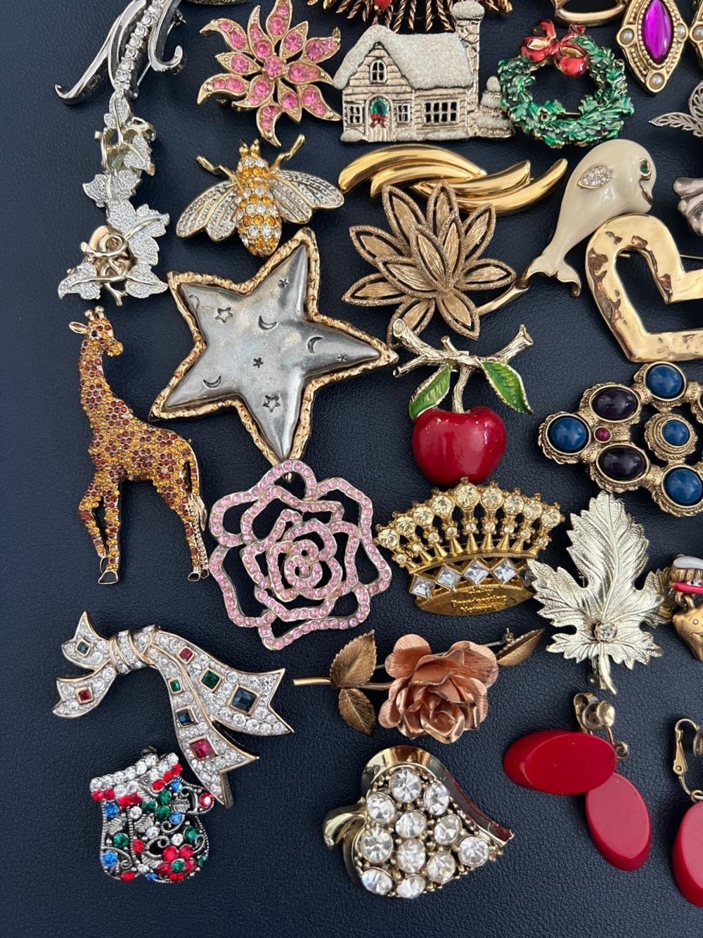 Vintage to Modern Brooches and
Earrings Lot Bundle
Set Some Signed - Picture 5 of 7